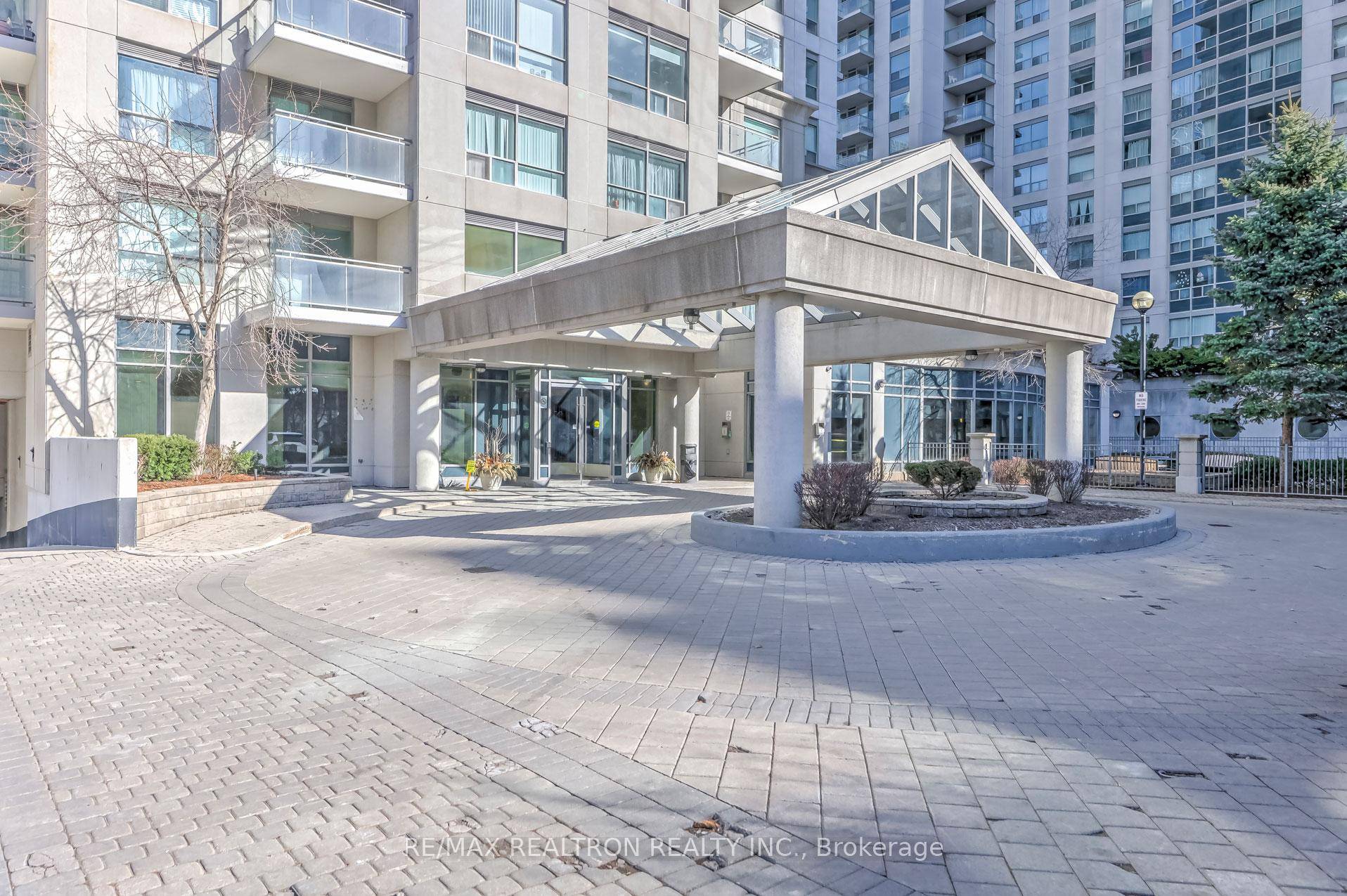 Fabulous Renovated CORNER Suite in Sought after Building.