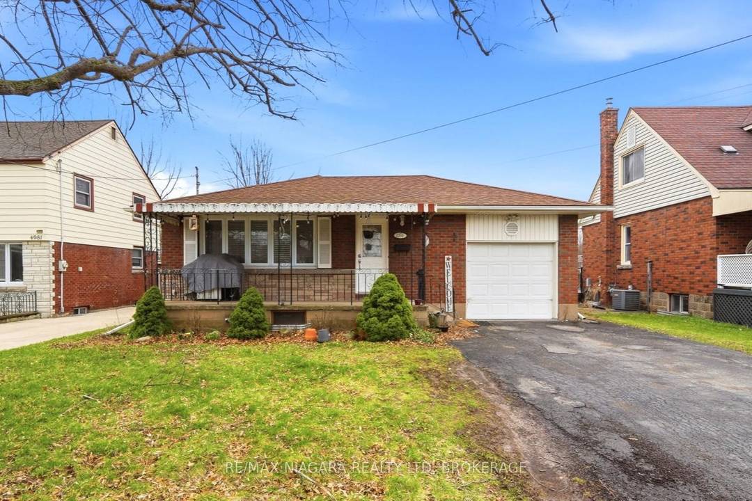 Family friendly 3 bedroom brick bungalow with no rear neighbours and located in a desirable mature neighbourhood.