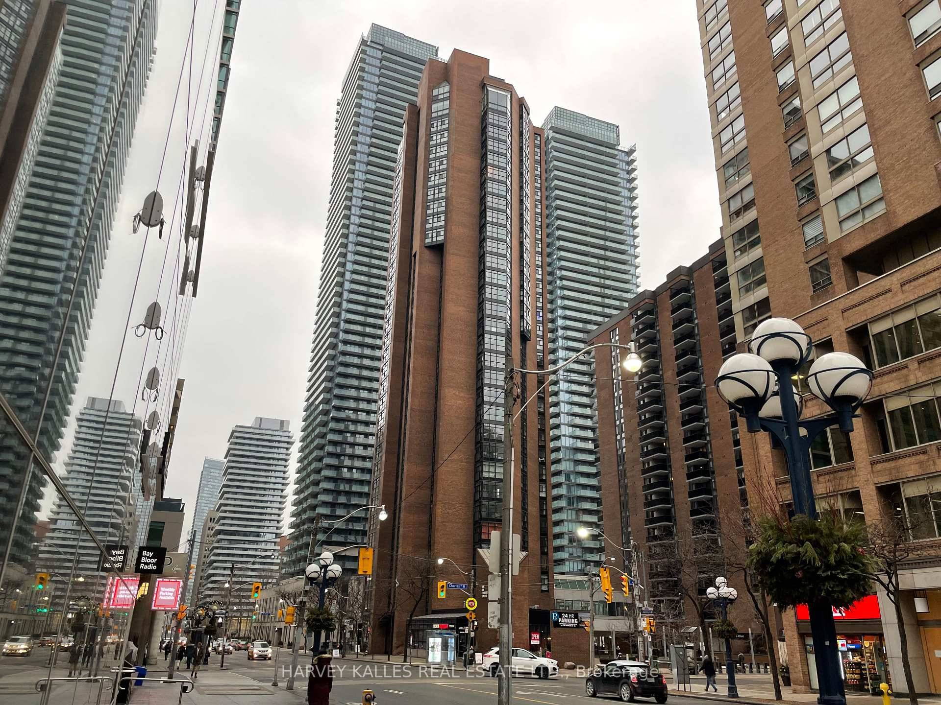 Beautifully Renovated Suite In The Bay Charles Tower, Located In The Heart Of The City.