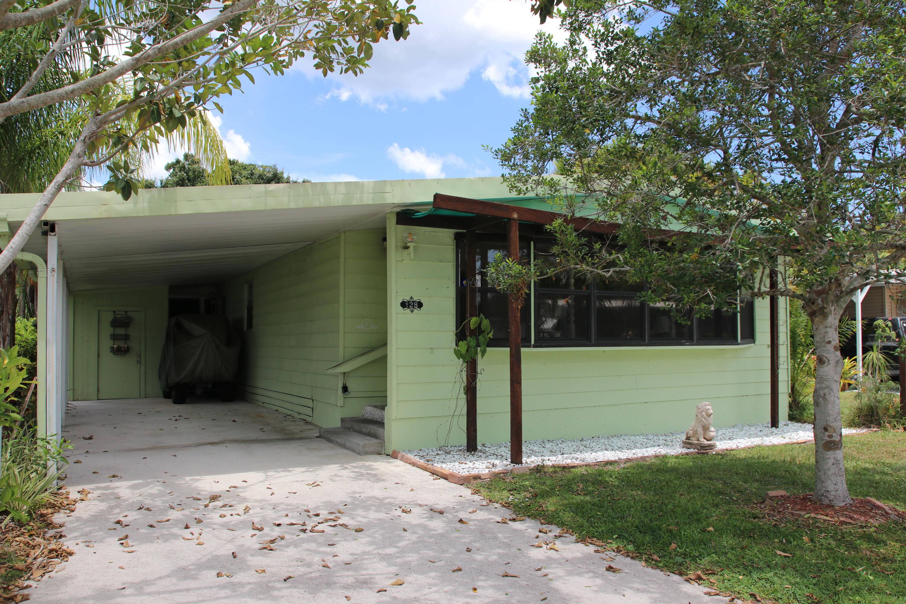 Small Yard, move in ready, w a Golf Cart, 2 bed 2 bath home !