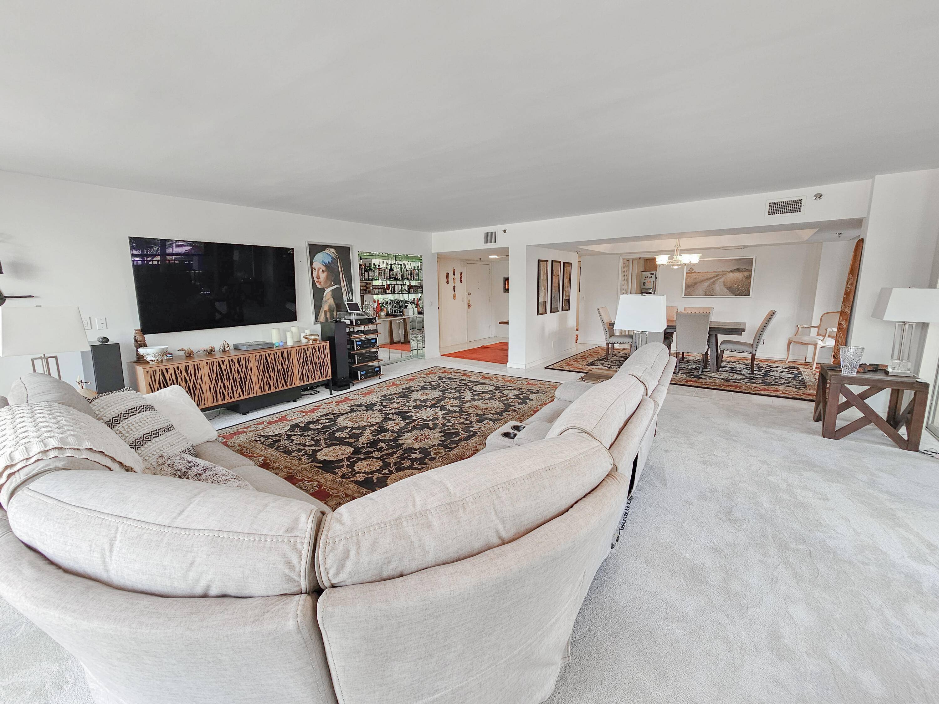 127796 ; Luxurious Corner Condo in West Palm Beach !