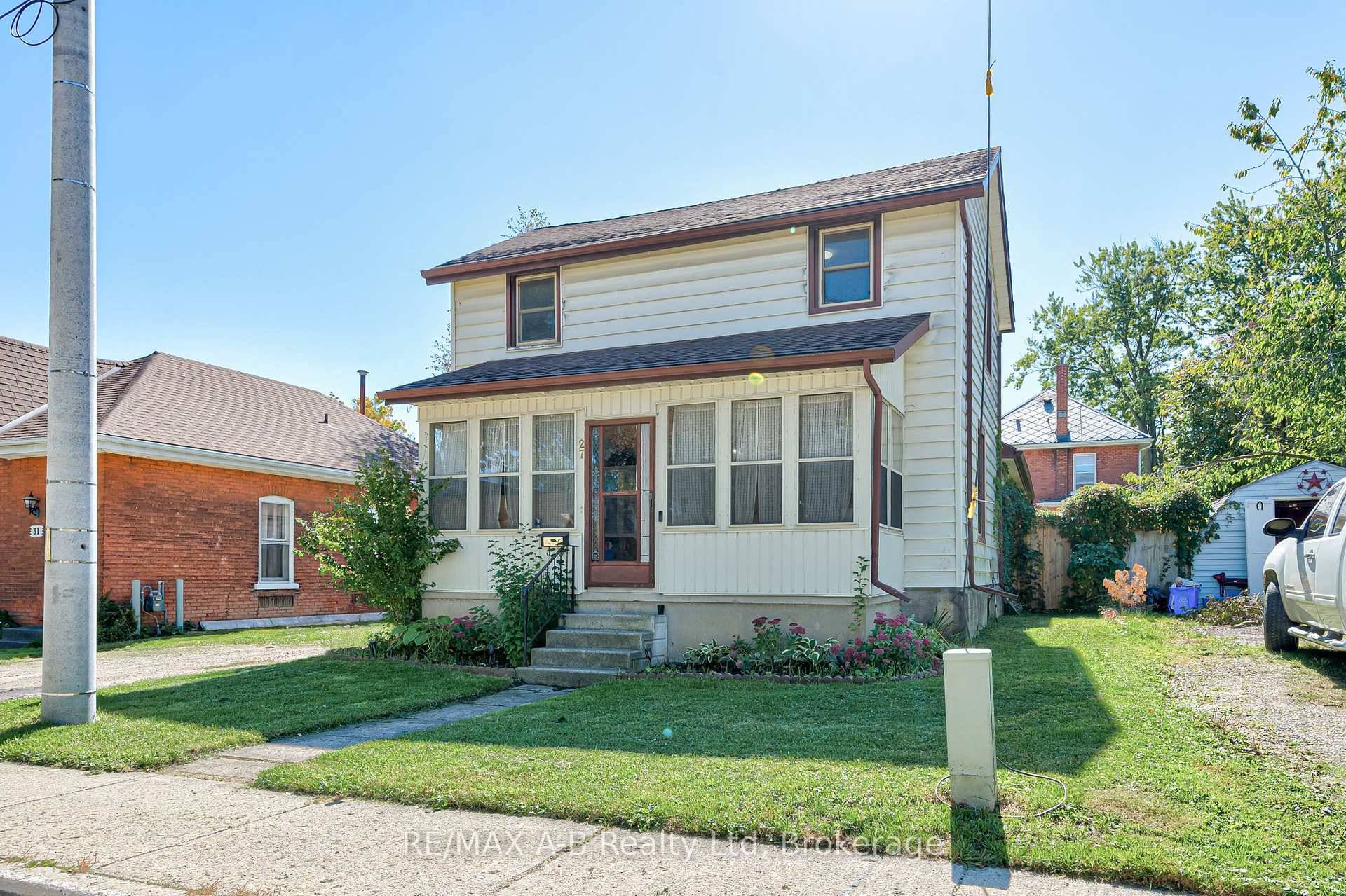 Get in before winter and Fall in love with this 4 bedroom, 2 bathroom home that's tucked into a great neighbourhood just minutes from downtown, schools, parks, grocery stores, and ...