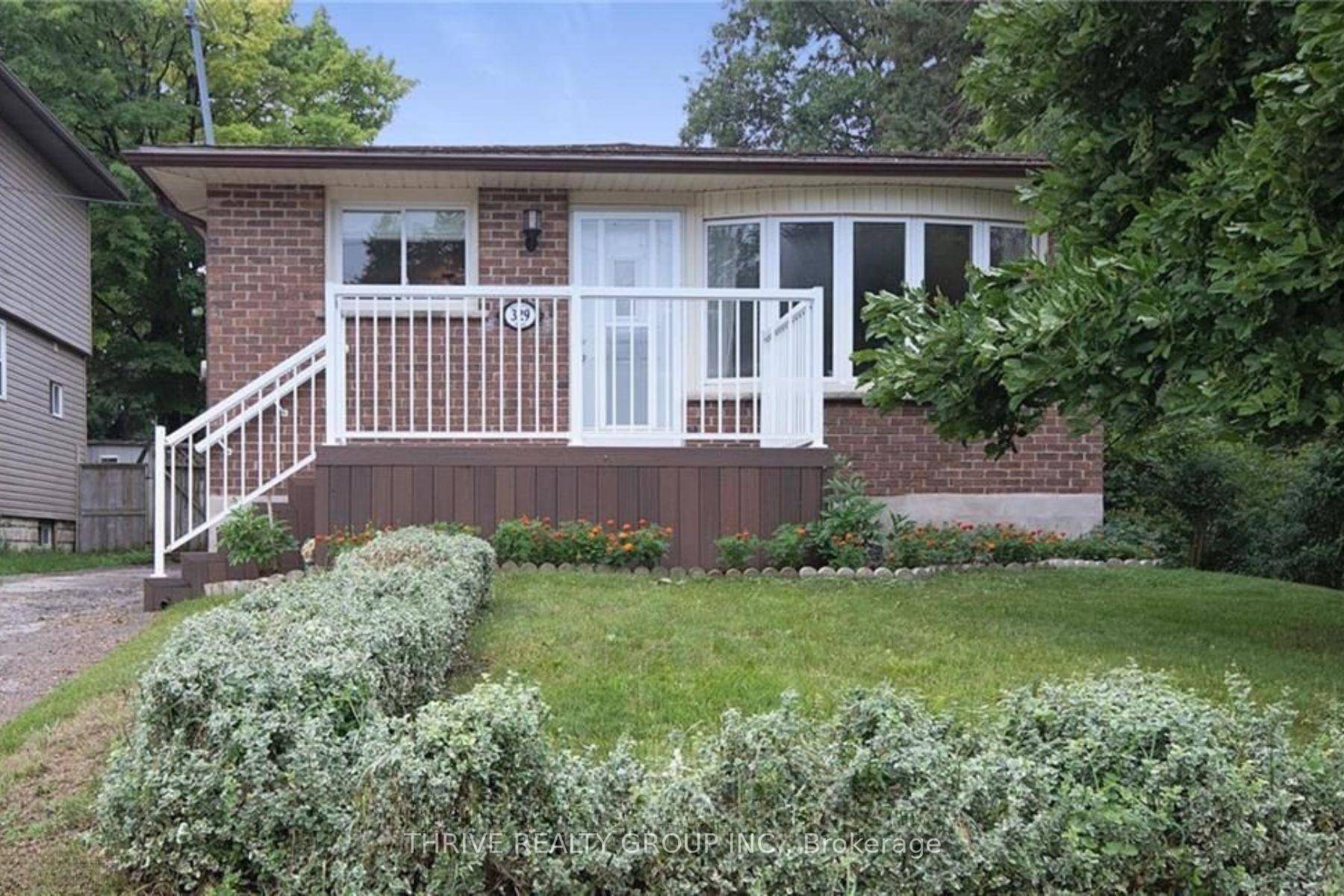Bright and beautiful 3 bedroom unit has spacious kitchen and living area, with in suite laundry.