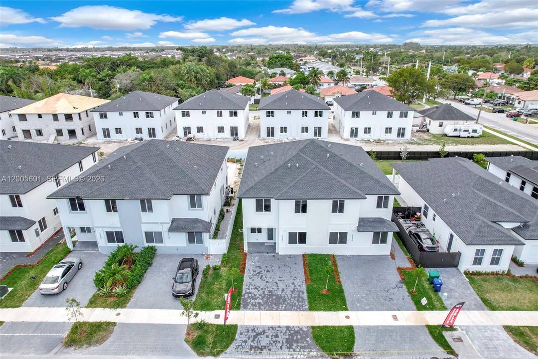 1, 990, 000 22511 SW 125th Ave, Miami, FL 33170 2025 ULTRA LUXURY 5, 000 SF DUPLEX TWO SEPARATE FOLIOS 100 LEASED 5.