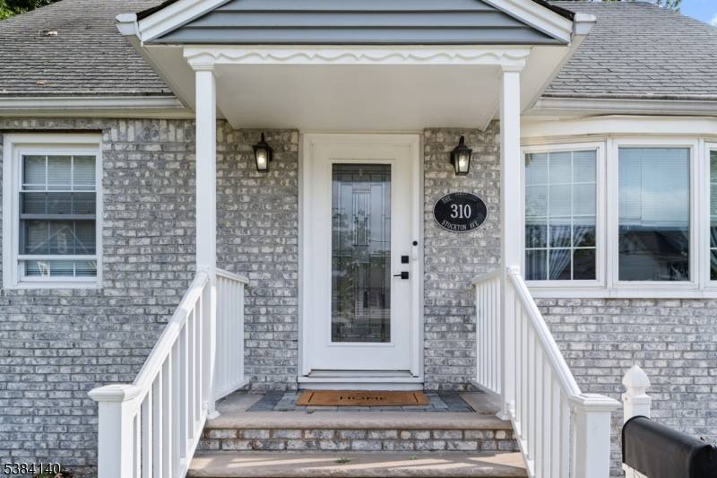 Welcome to your dream Cape Cod in Roselle.