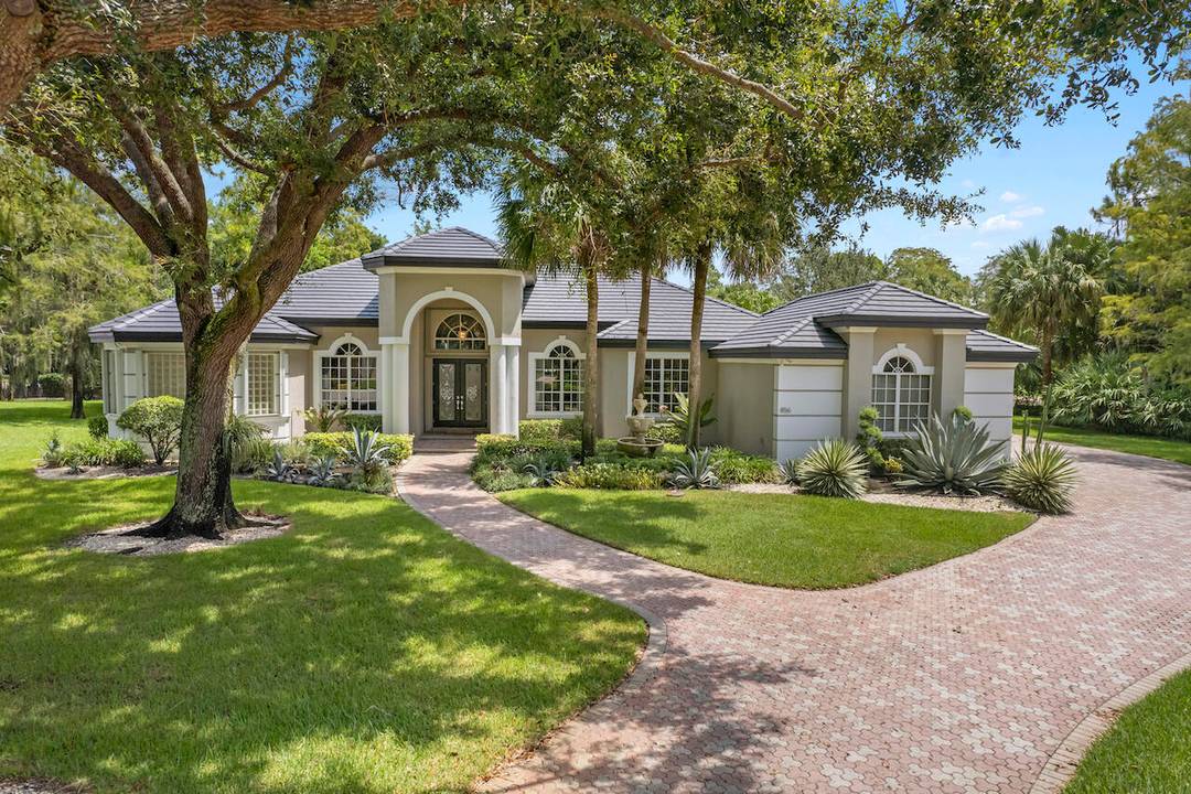 Stunning pool home in prestigious Binks Estate available for seasonal amp ; off season.