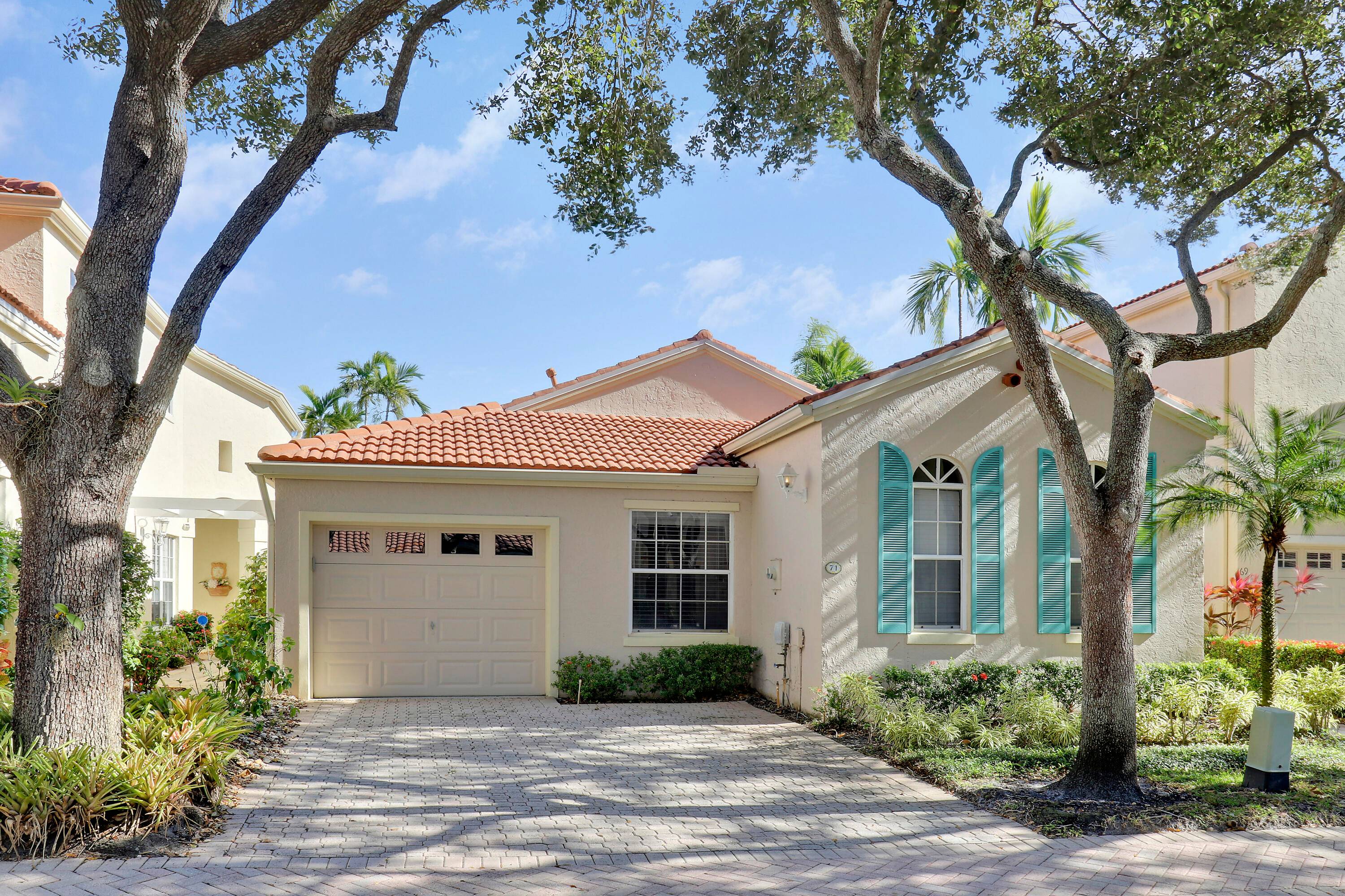 This gorgeous single story home in Villa D Este at PGA National has been meticulously maintained.