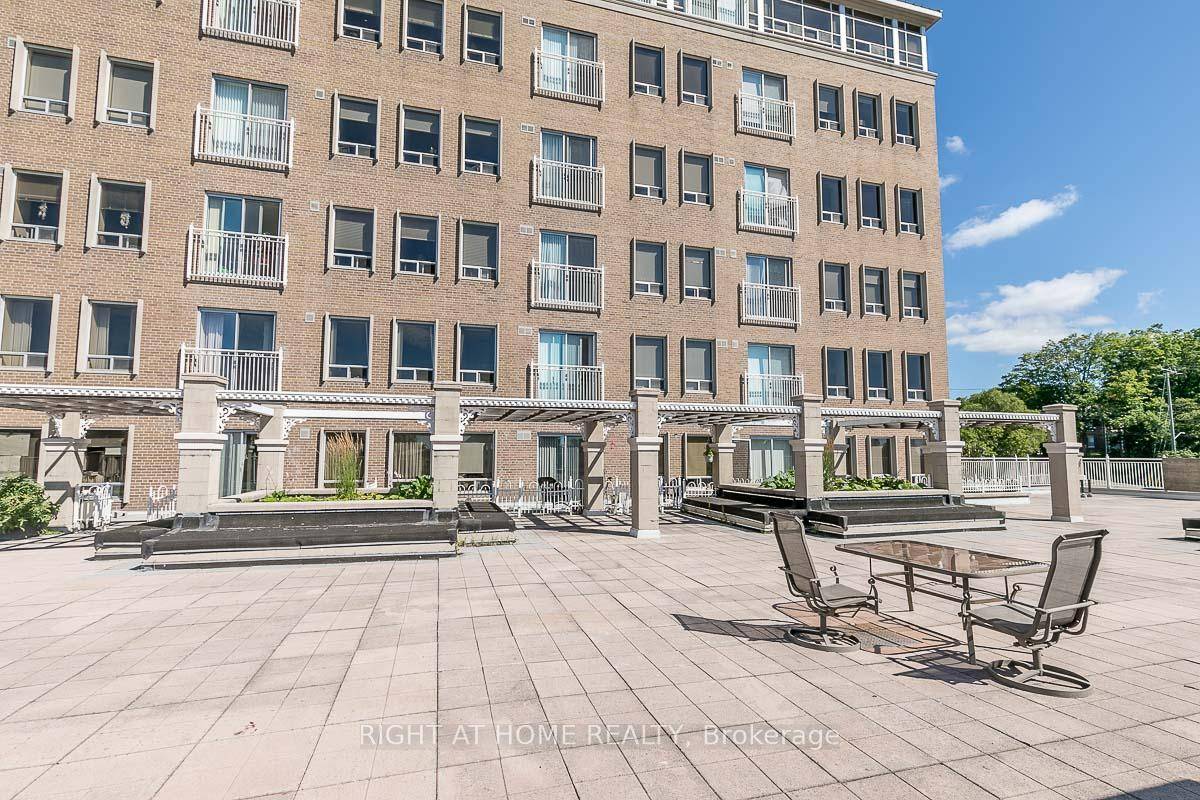 Welcome to carefree living in the heart of Barrie !