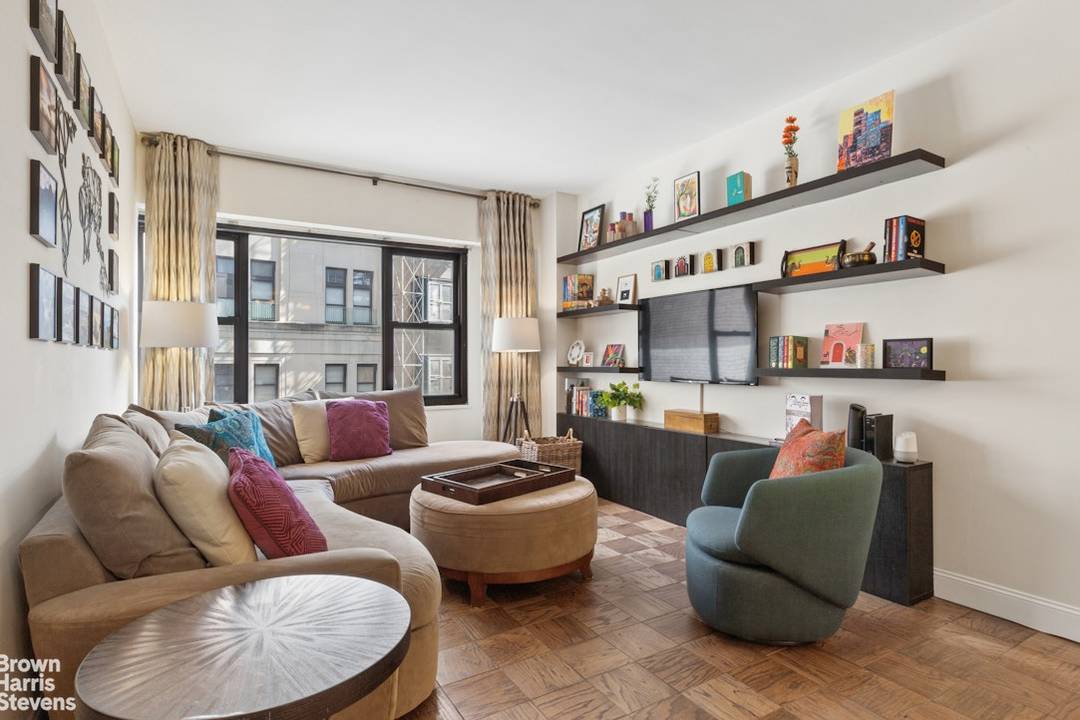 Beautifully updated, high floor, spacious and serenely quiet one bedroom home in a doorman, elevator building located at the merging of Brooklyn Heights, Cobble Hill and Downtown Brooklyn.