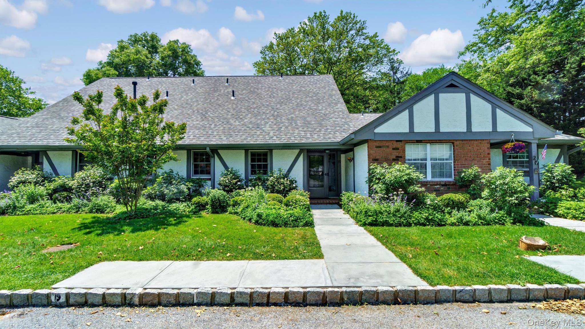 Southampton Village Minutes to Beach and Main Street.