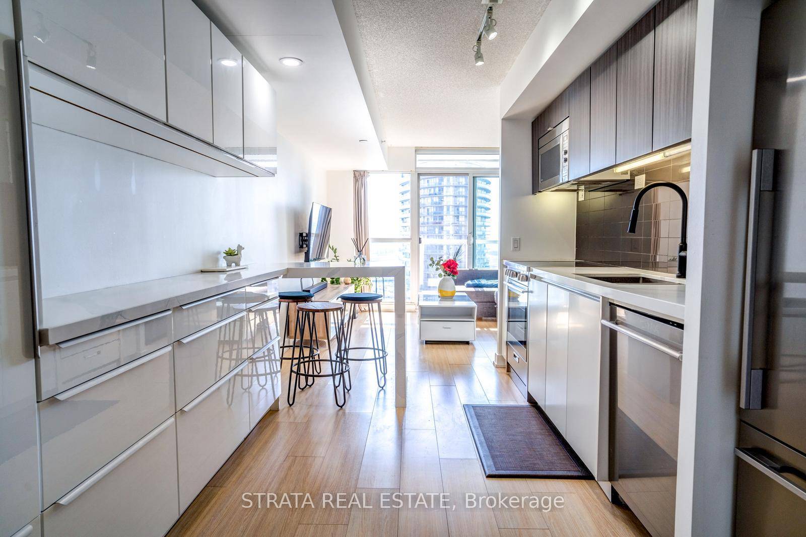 Luxurious Upgraded 2 Bedroom Condo In Cityplace Toronto Water Front, South Facing With Lots of Natural Lights, Soothing Lake and City View, Bright and Spacious, Open Living Space W Large ...