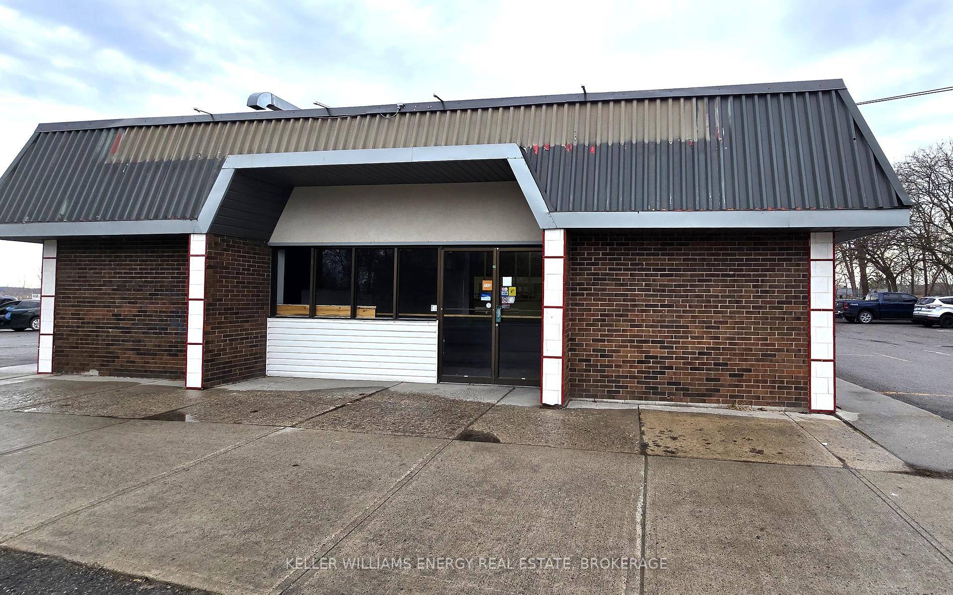 A fantastic leasing opportunity in Bellevilles desirable east end this former pizza shop offers over 800 square feet of versatile commercial space, ideal for a takeout or quick service restaurant.