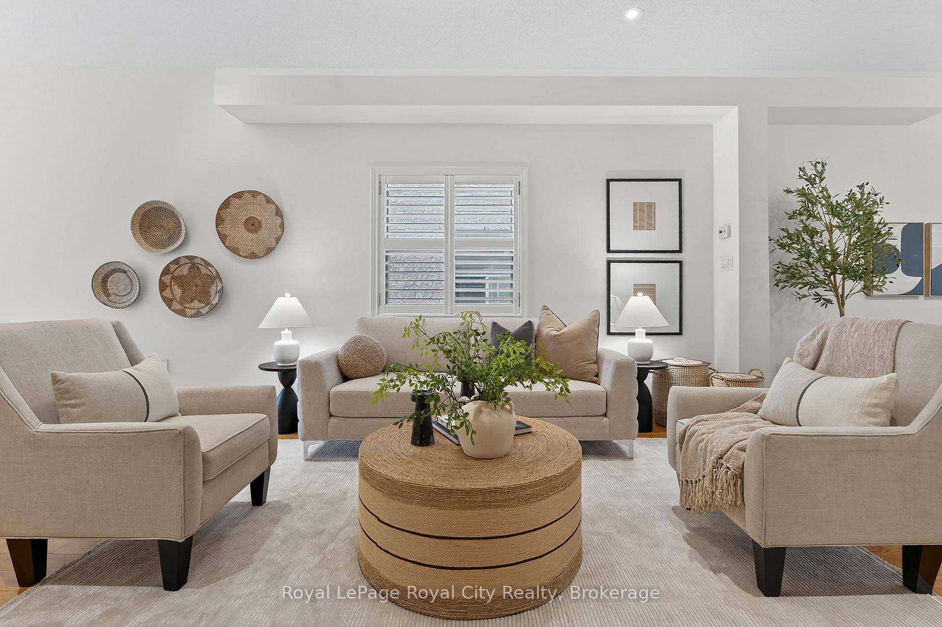 Welcome to this beautifully maintained 4 bedroom, 3 bathroom semi detached home situated in a highly desirable, family friendly neighbourhood.