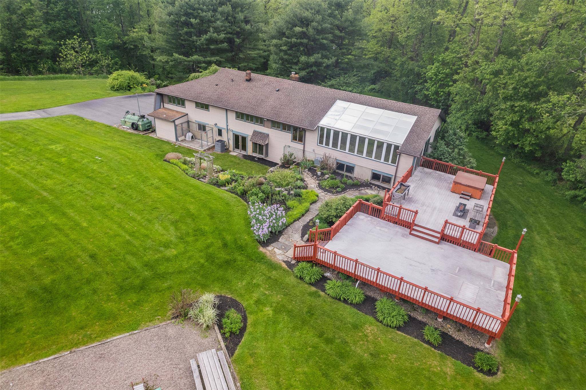 DESIGNED AND BUILT FOR ENTERTAINING.