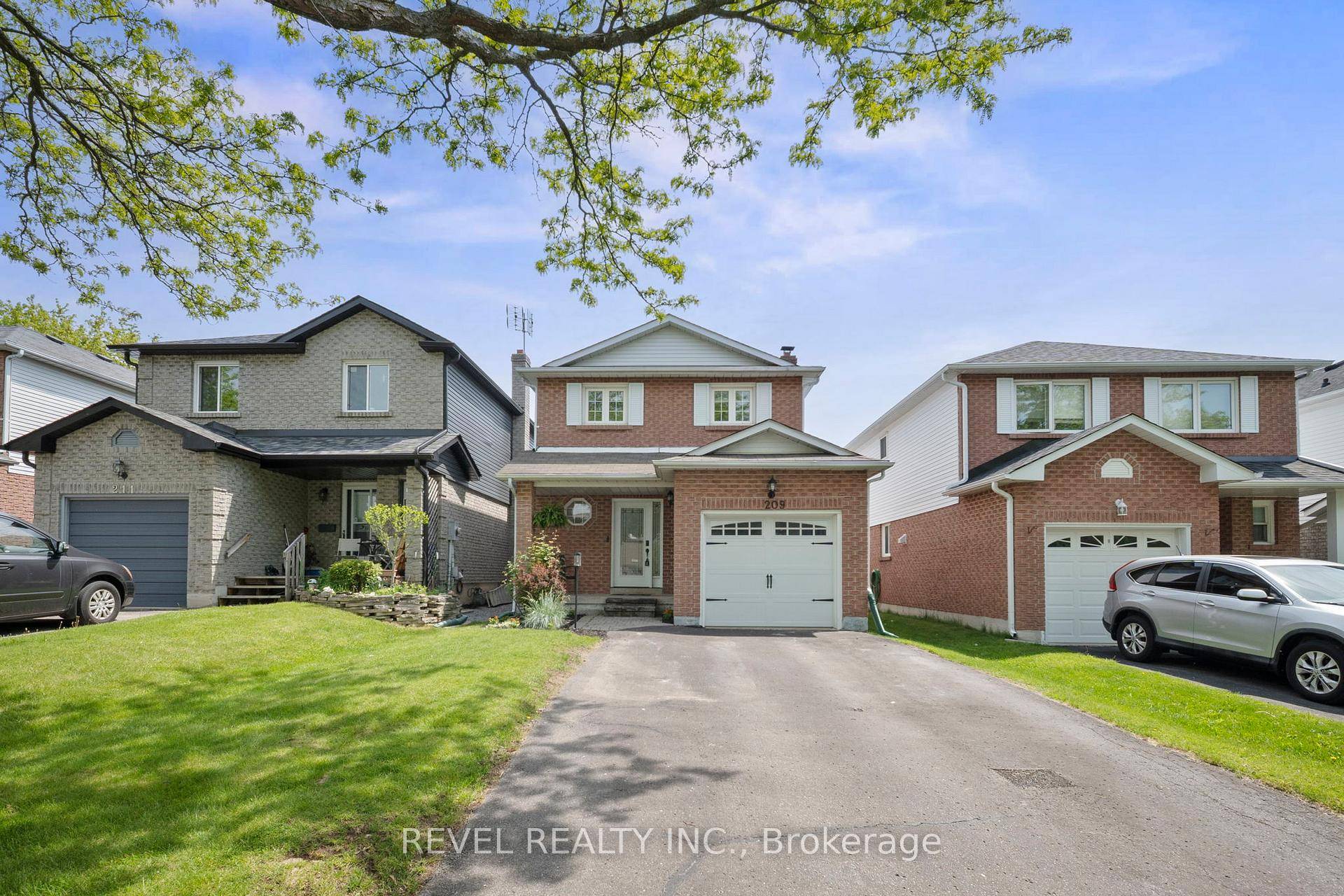 Move in and enjoy ! This completely turn key, 3 1 bedroom, 4 bathroom detached home linked underground is located on a quiet street in the desirable McLaughlin area of ...