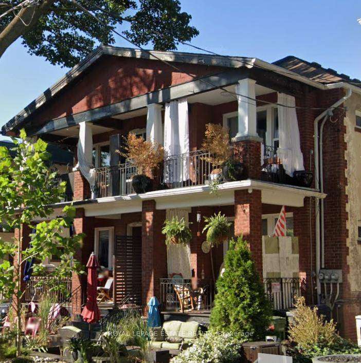 Fantastic location in the heart of The Beaches !