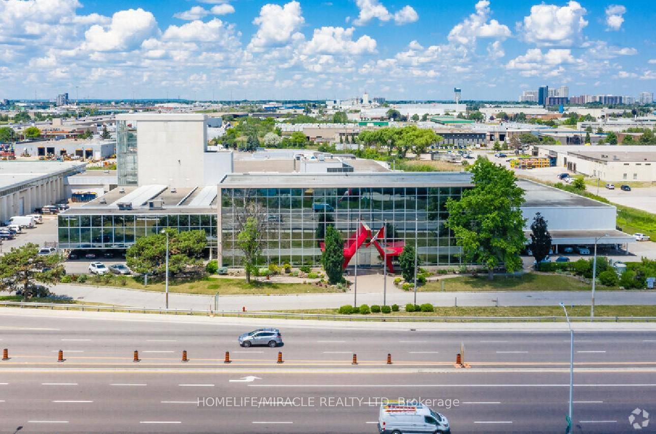 This 2, 200 sq. ft. industrial unit is situated in a prestigious location, featuring ample parking, a spacious shipping apron, and an 18 foot ceiling height.