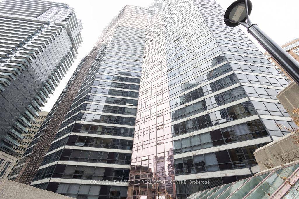 Stunning 2 Bed plus Den, 2 Bath Condo in Prime Location.