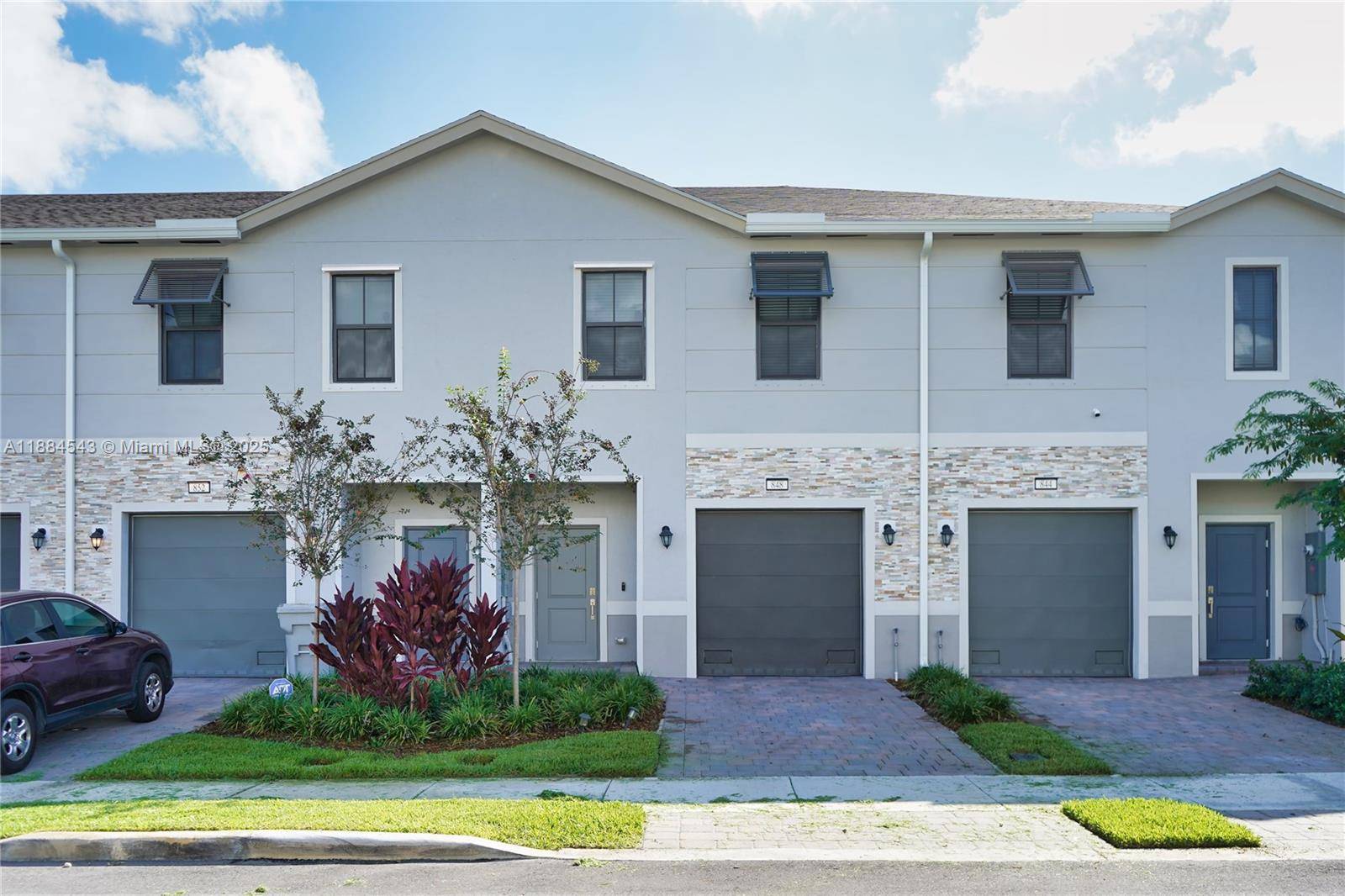 Modern Townhouse with Lake View and Prime Location Built in September 2024, this elegant townhouse offers the perfect combination of comfort, style, and energy efficiency.