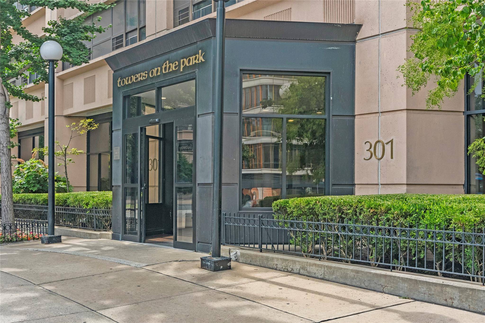Prime Central Park Views 1 Bedroom Condo at Towers On the Hudson Unmatched Location amp ; Luxury Living Discover an exceptional investment opportunity in North Harlem s most prestigious address.