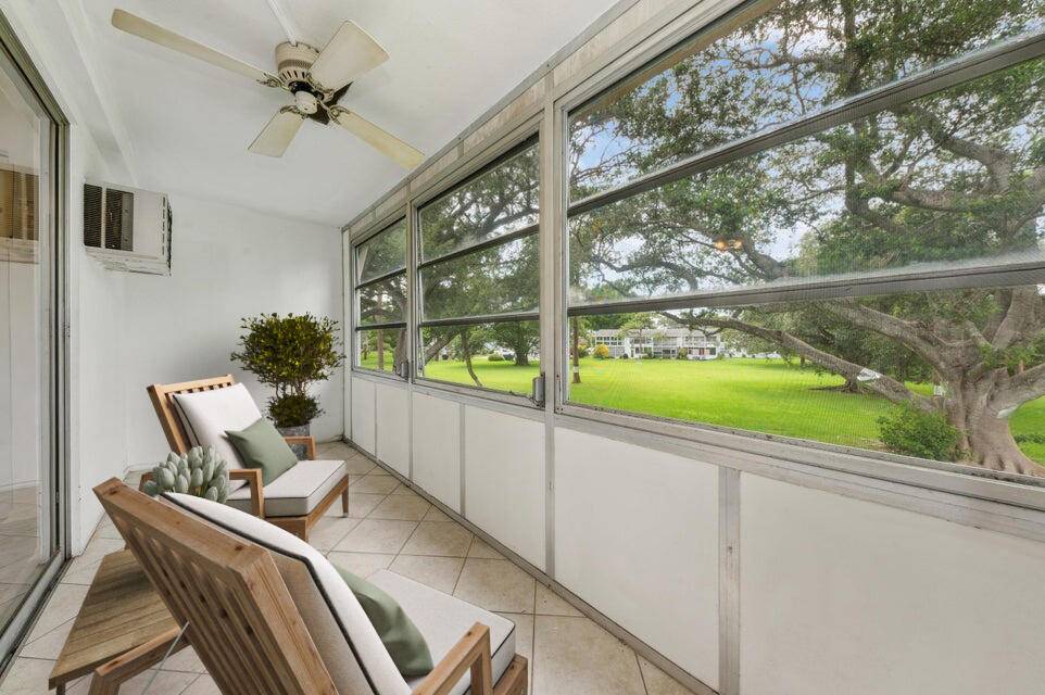 Move in ready charming condo unit in 55 active community of Century Village.