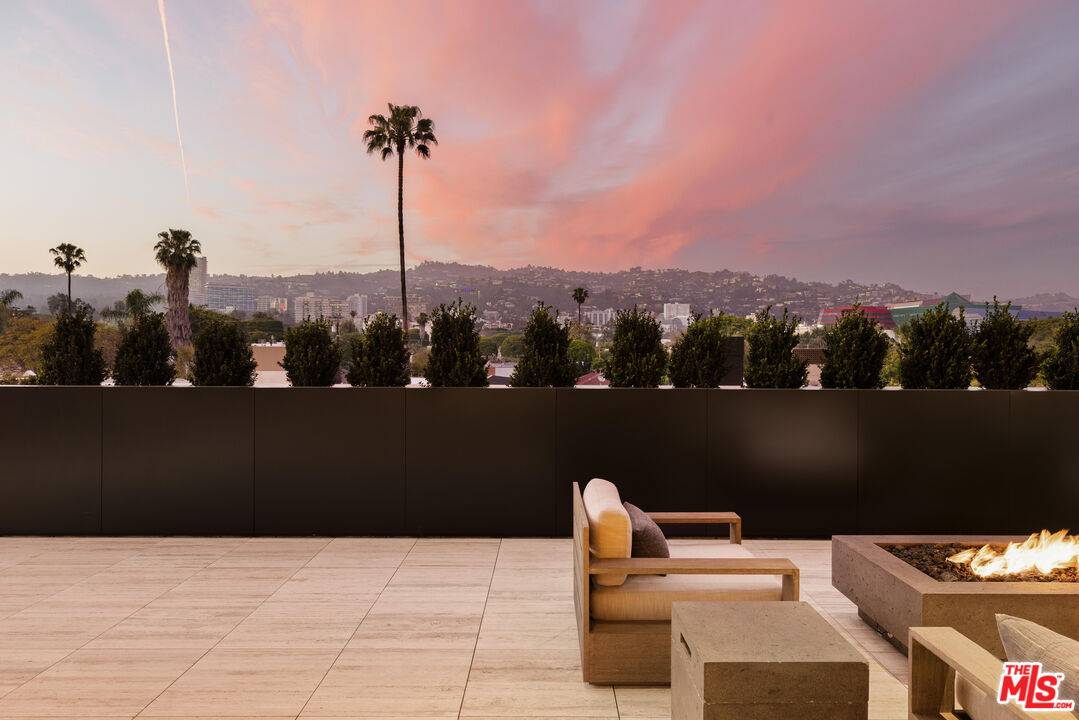 8899   Beverly Blvd 3BR Beverly Grove La