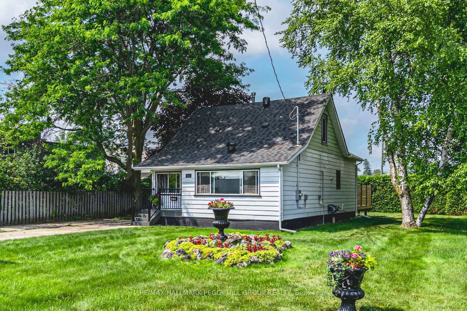 LIVE MINUTES FROM GEORGIAN BAY IN THIS WALKABLE, WELL LOCATED THREE BEDROOM HOME !
