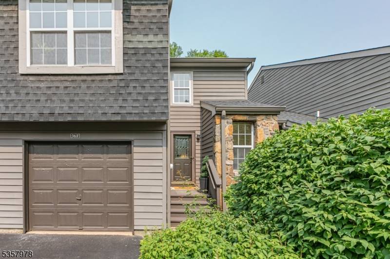 In a leafy corner of Montgomery Woods, where streets curve gently past thoughtfully spaced townhomes, a sweetly scaled home makes the case for simplicity done well.