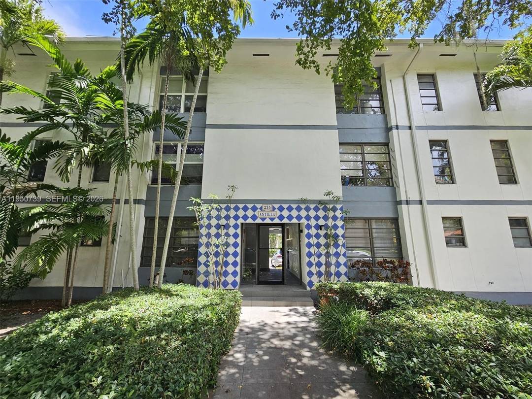 Spacious 2BR 2. 5BA in the heart of Coral Gables.