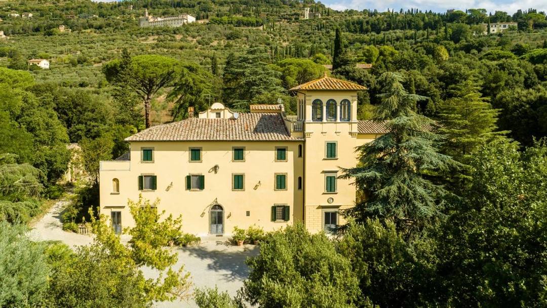 Prestigious 16th-century historic villa with restored frescoes, 4 hectares of parkland, an olive grove and panoramic views of Cortona