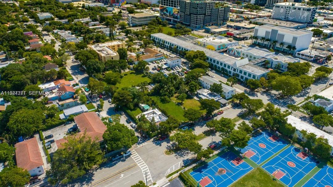 10, 000 SF T5 L CORNER PROPERTY Right at WYNWOOD NORTE.