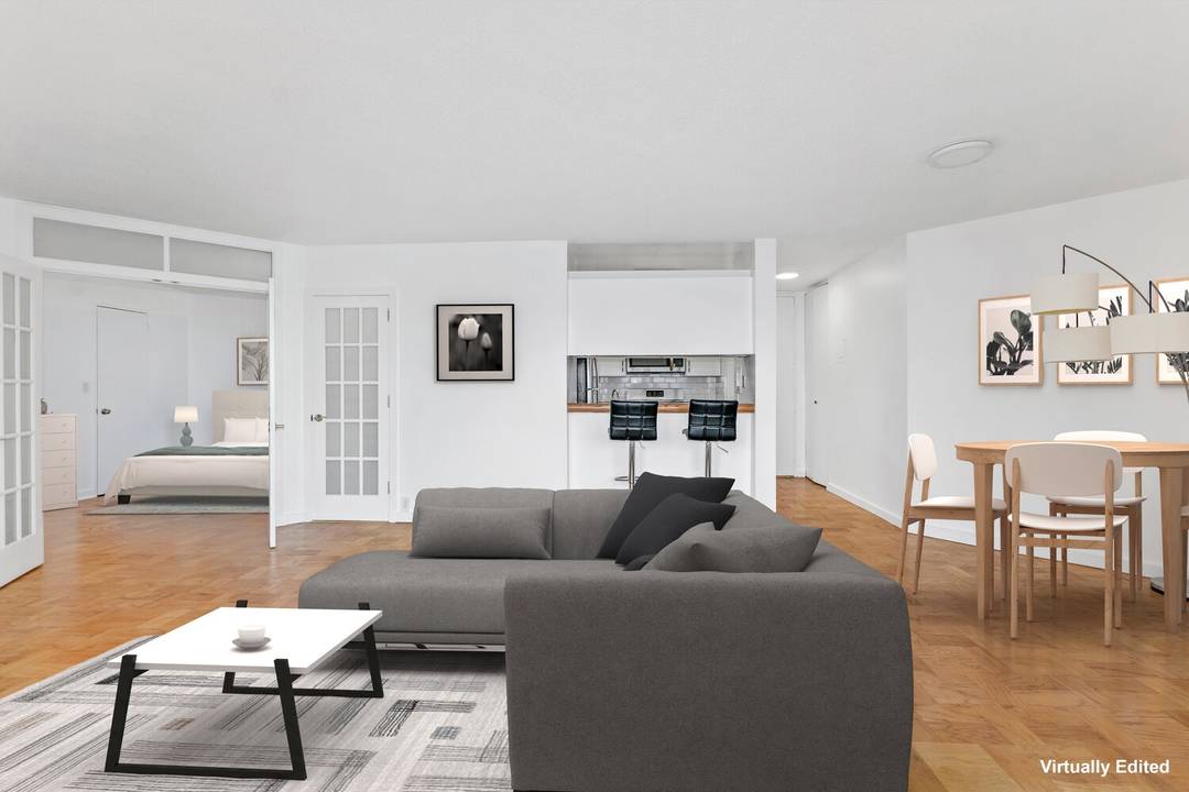 Come see this very sunny Junior 1 with absolutely fabulous, open views of the East River.