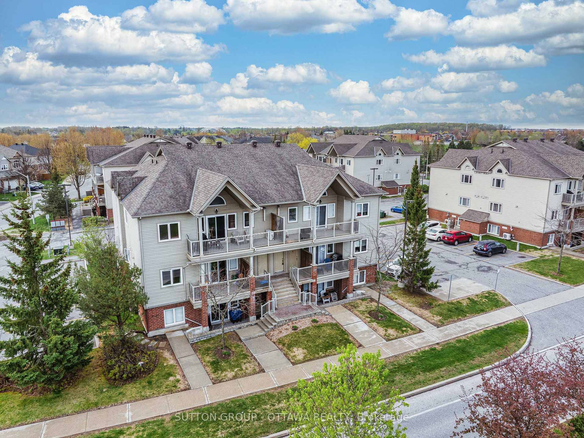 Welcome to this beautifully maintained, sun filled mid level unit in the heart of family friendly Havenlea in Barrhaven !