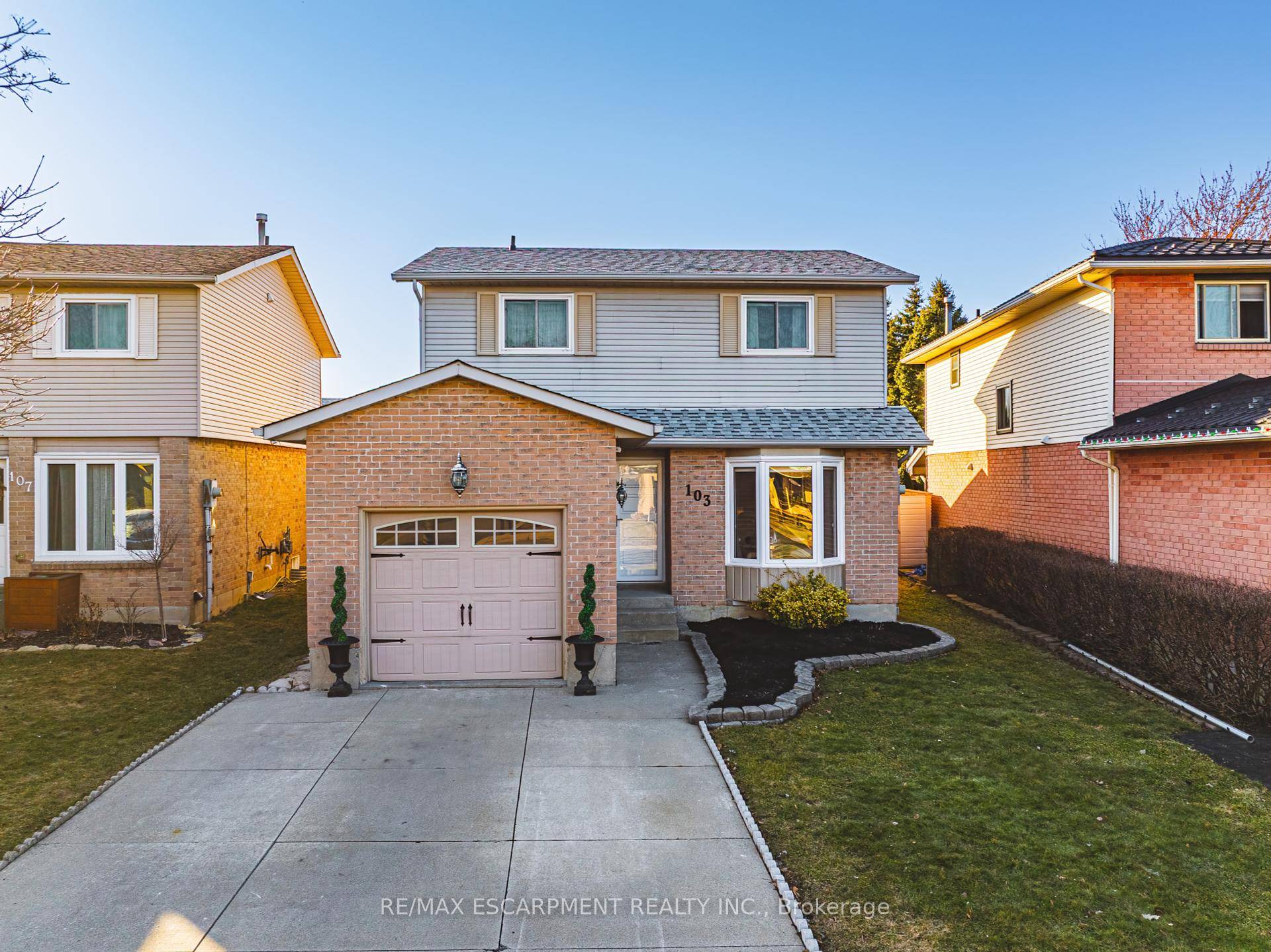 Welcome to beautiful Broughton, a lovely and highly sought after neighbourhood in the Hamilton Mountain.