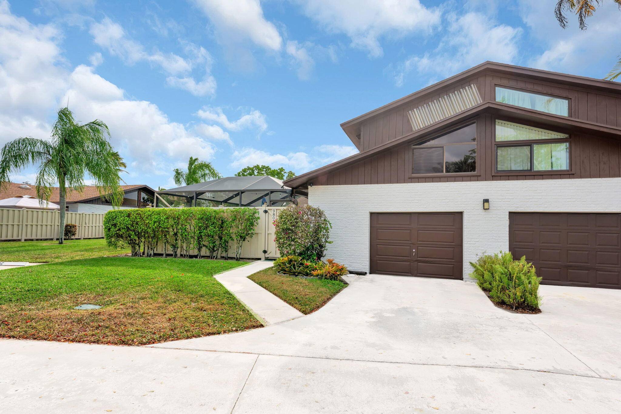 Townhouse in Boca Gardens Move In Ready !
