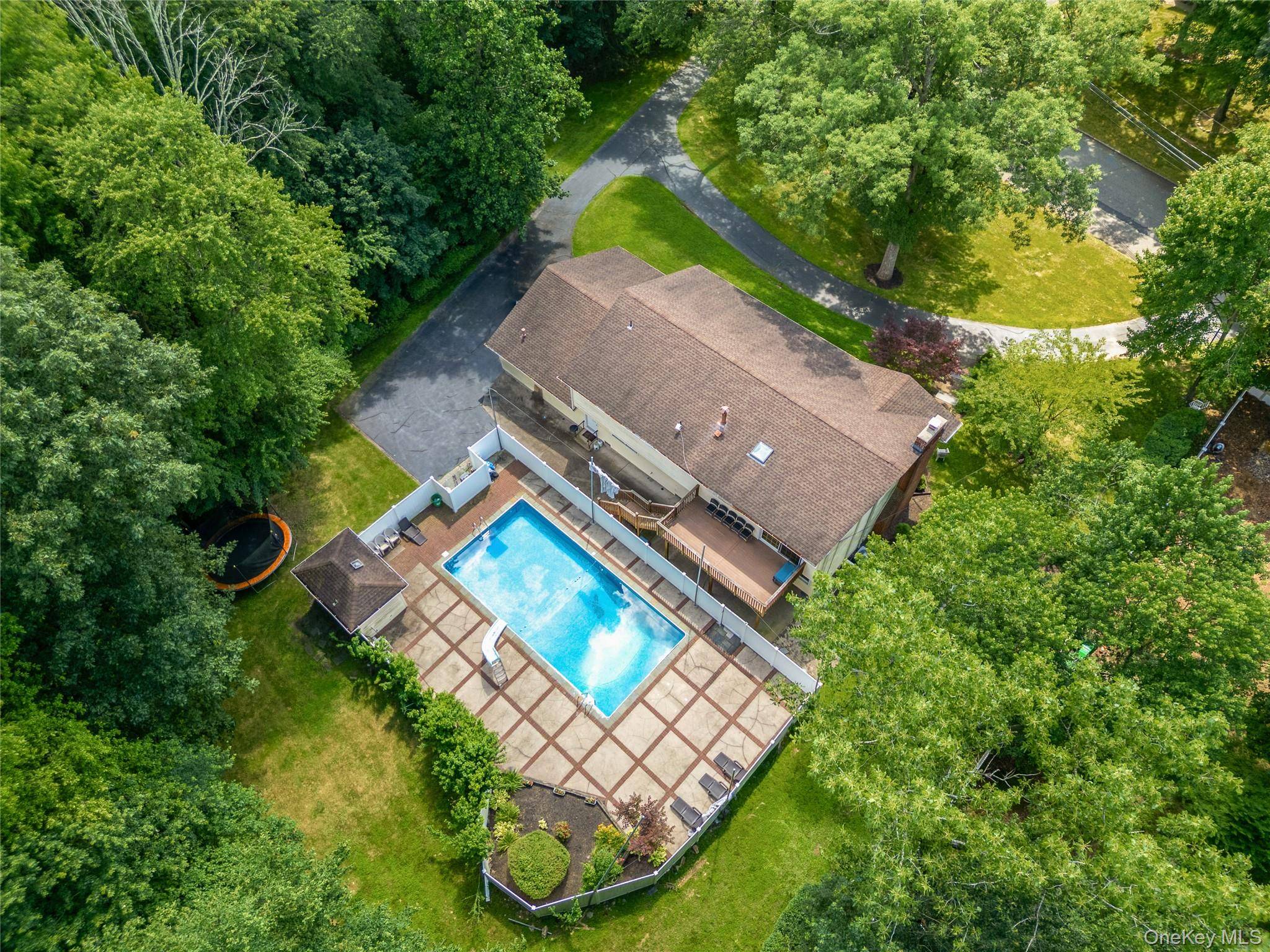 Discover this beautifully maintained Raised Ranch in the desirable Chestnut Ridge neighborhood a perfect blend of comfort, space, and outdoor enjoyment.
