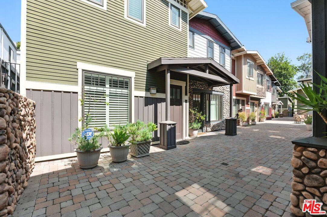 2020   Holly Dr 3BR Hollywood Hills East La