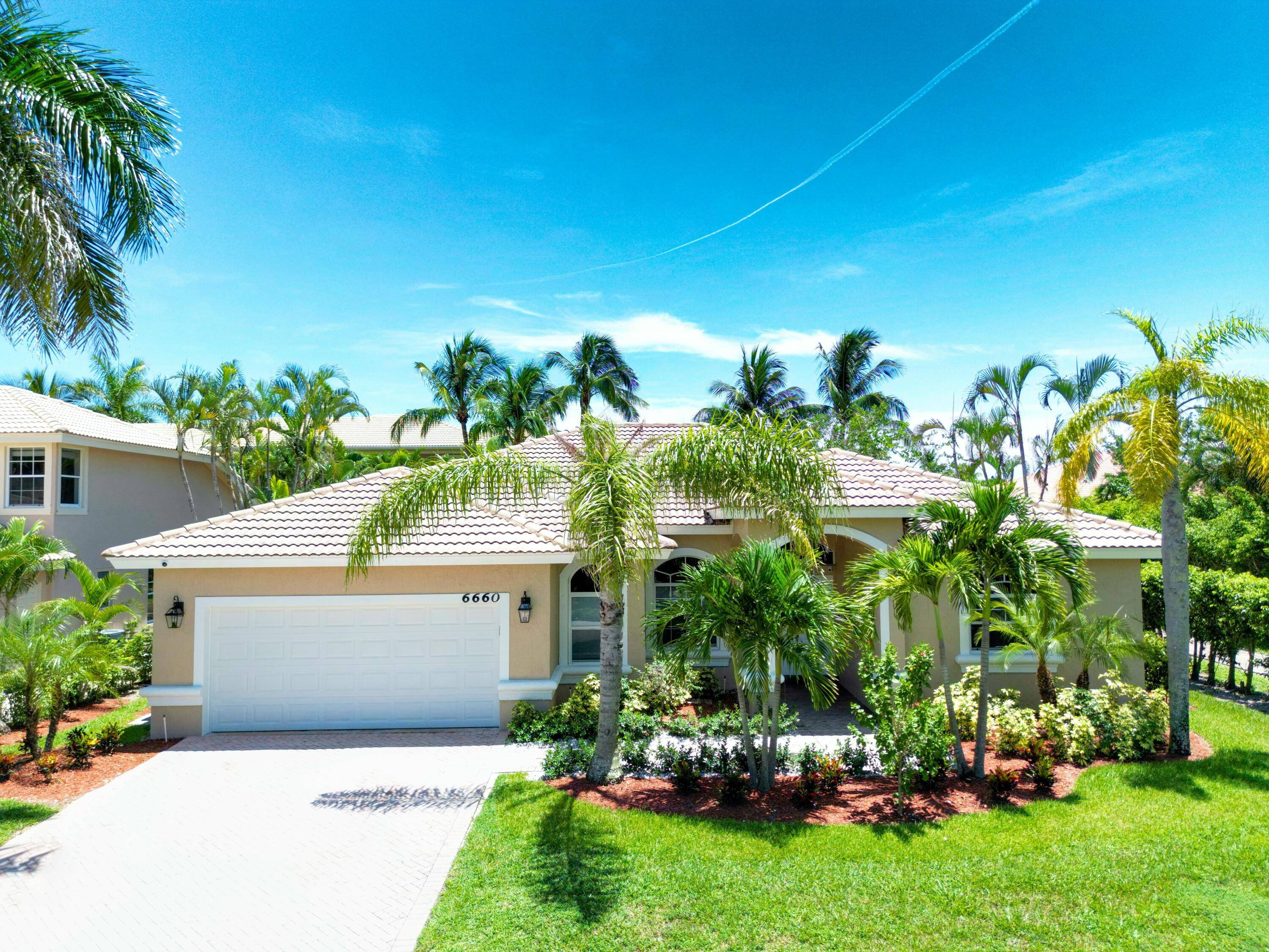 Beautiful 3 bed 2 bath 2 car garage home in Boynton Waters.