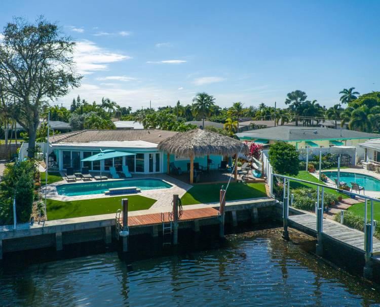 Private waterfront oasis !
