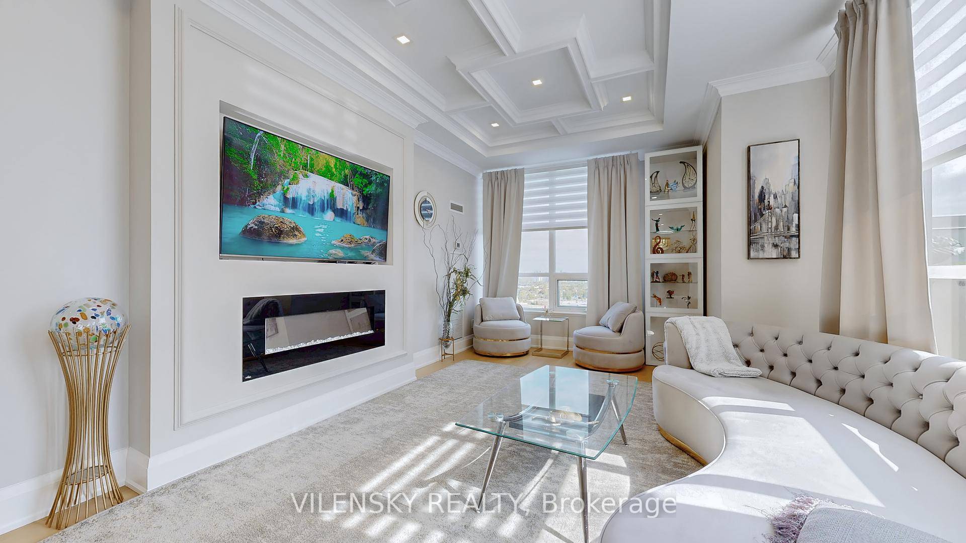 Luxury Living in the Heart of Thornhill !