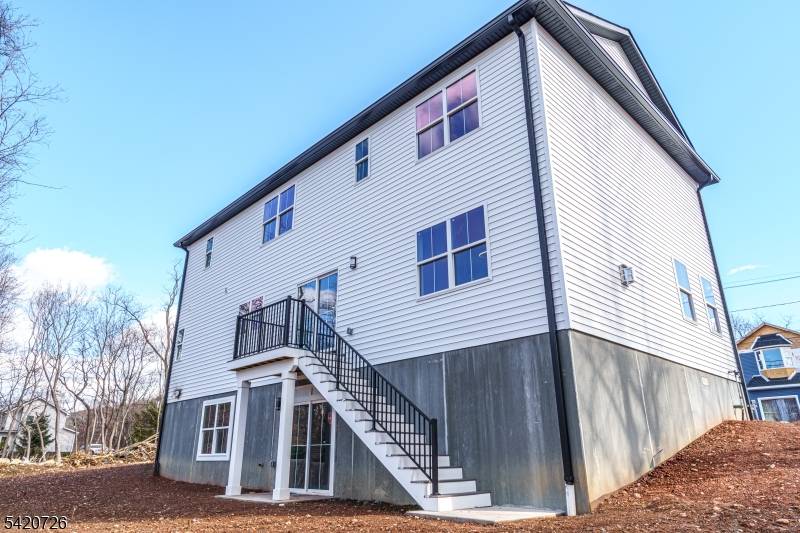 Modern Elegance Meets Lake community Living !