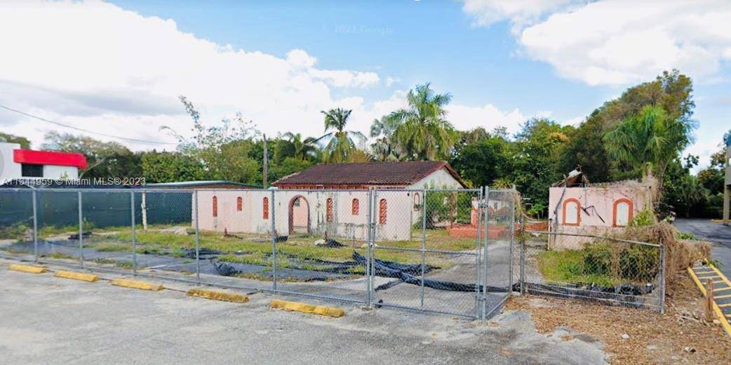 Go get it ! Perfect location on the busy street of N University Drive !