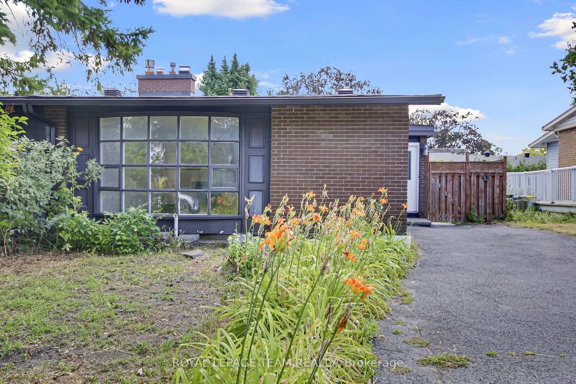 This charming semi detached 4 bedroom bungalow boasts an excellent location in a wonderful, family friendly neighborhood.