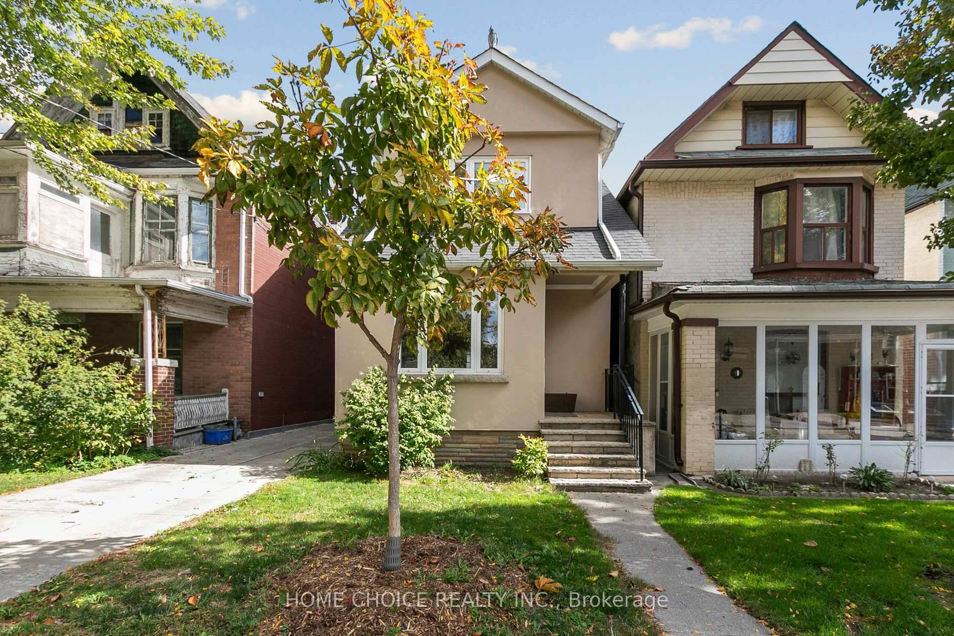 Very large 4 plus 1 bedroom detached house with 4 car parking.