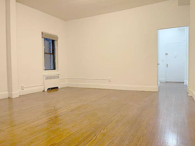 SPONSOR UNIT. NO BOARD APPROVAL OR CONDO FEES !