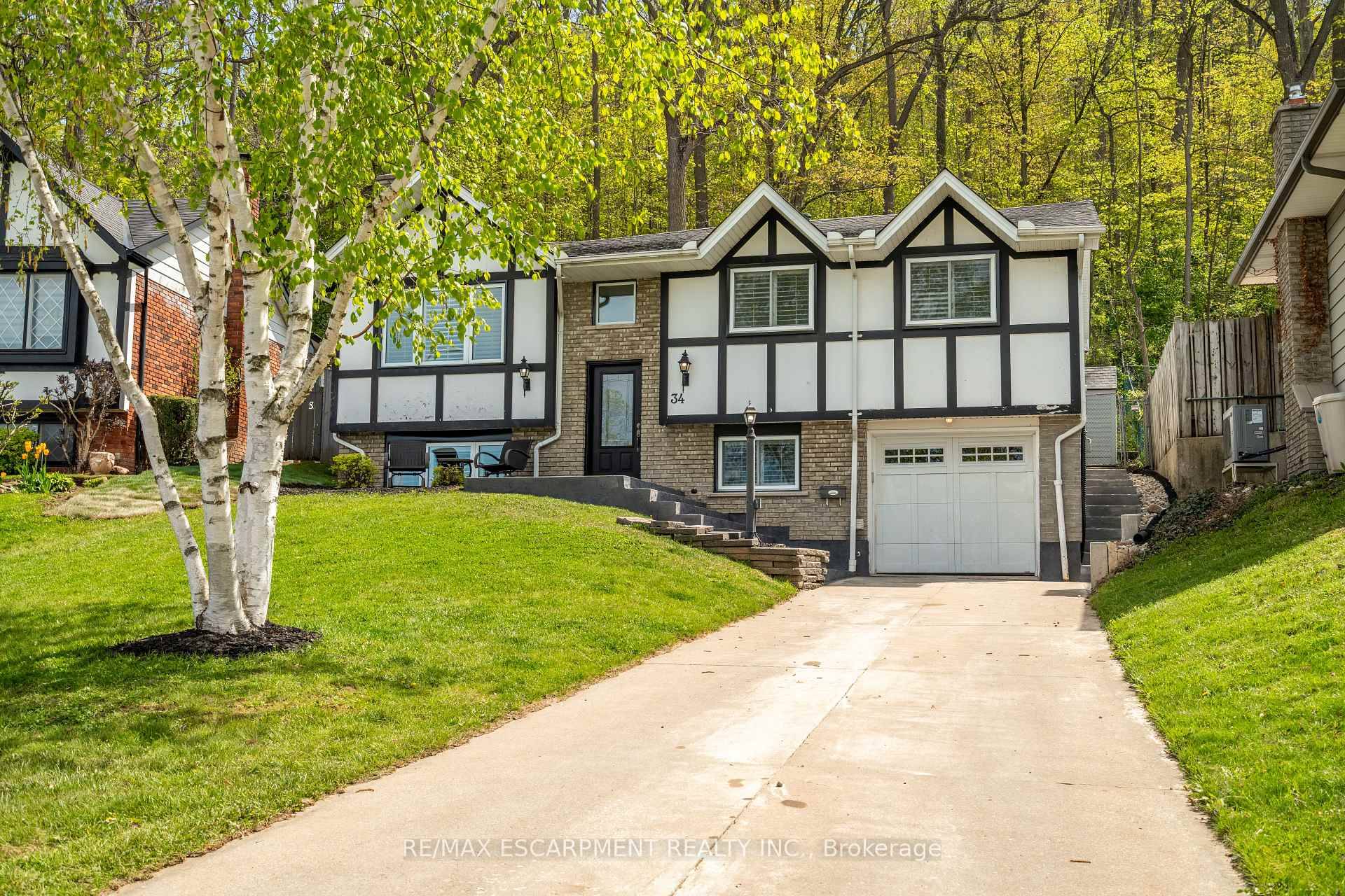 Welcome to 34 Palm Court a cozy, well maintained gem tucked away on a quiet cul de sac in Stoney Creek.