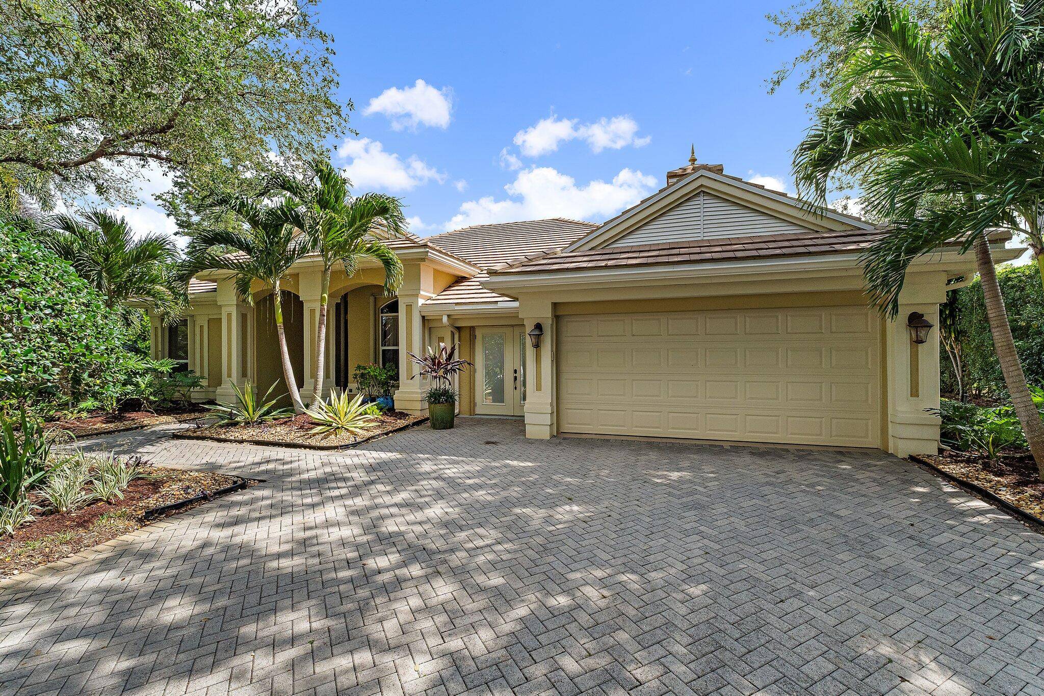 Former Arthur Rutenberg model home in the highly desirable neighborhood ''THE ARBORS'' in Hobe Sound.