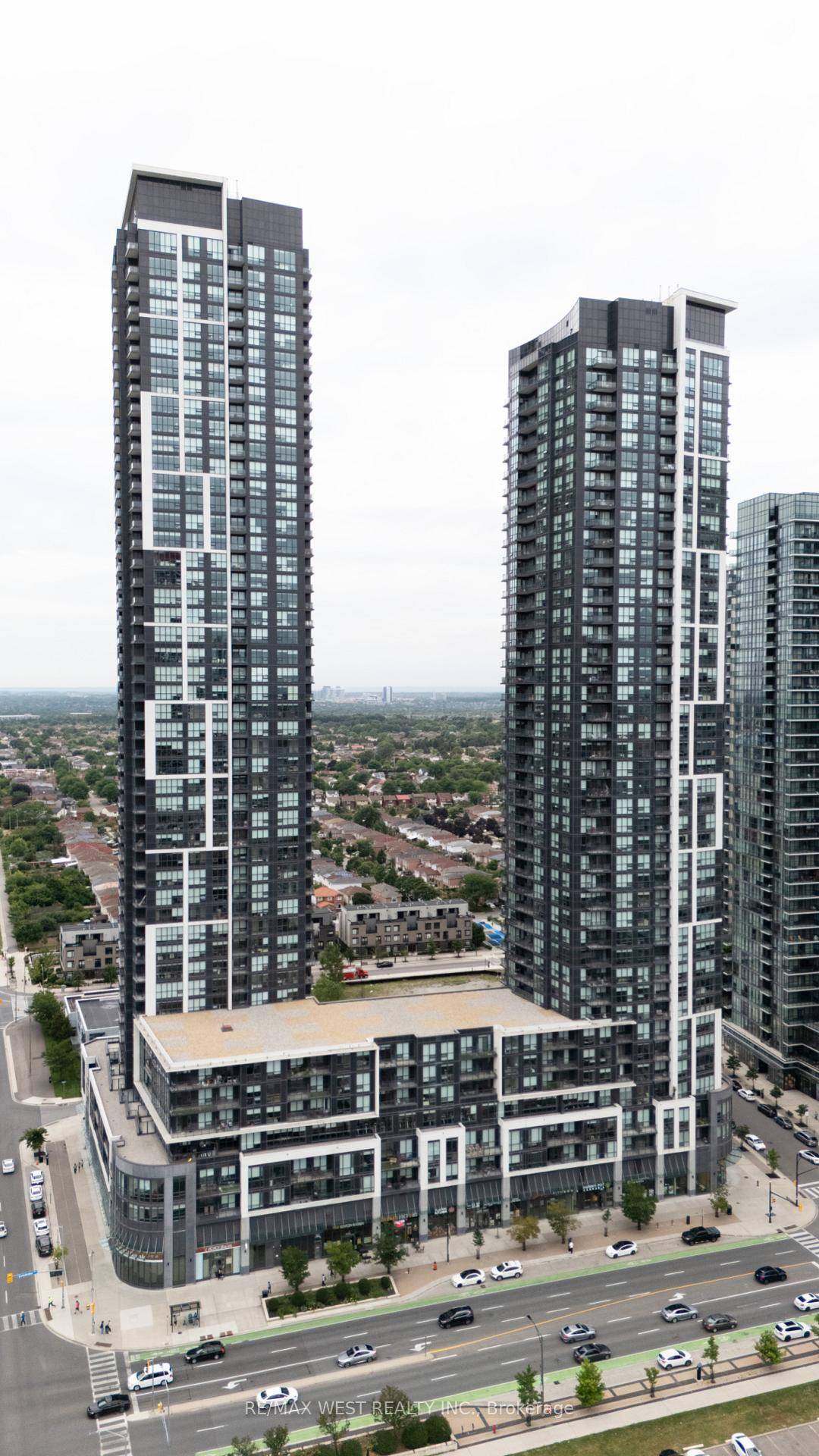 Live in the heart of Mississauga !