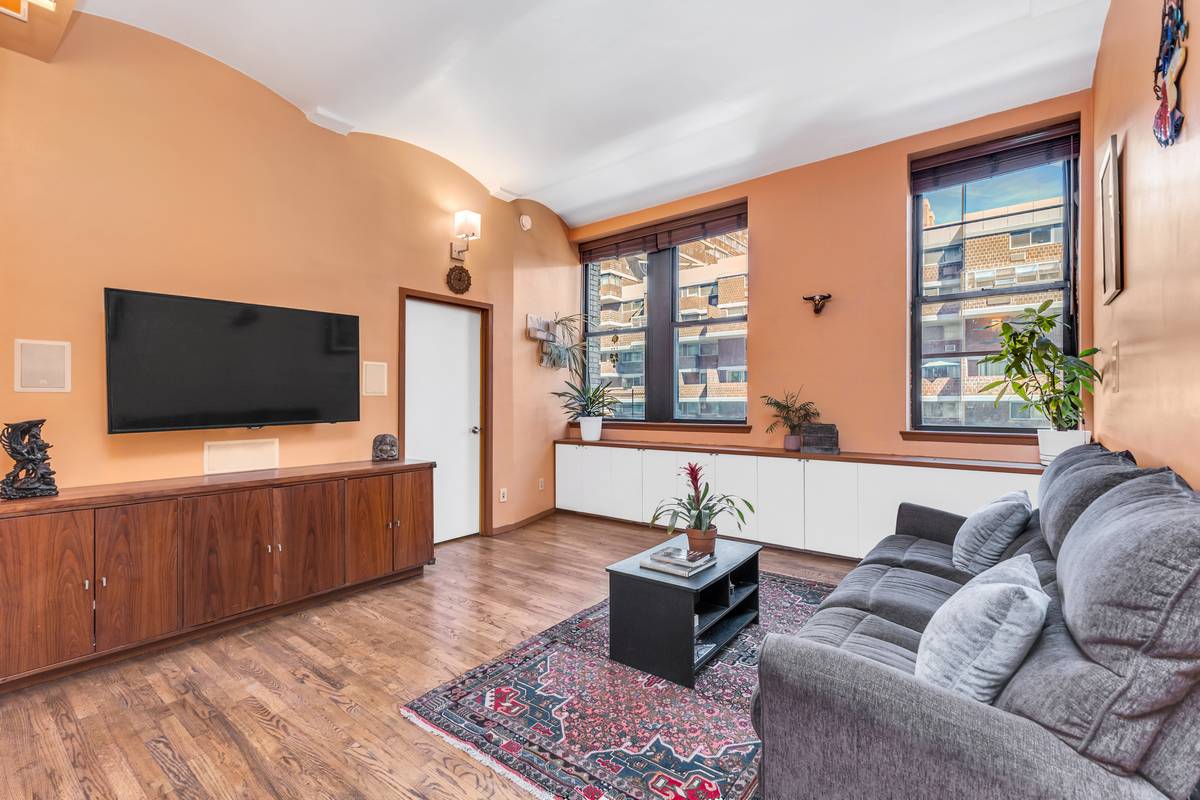 Stunning Gramercy Park 2 Bed, 2 Bath Loft Welcome to this beautifully renovated Gramercy Park loft, blending luxury and comfort with great light amp ; views of the Empire State ...