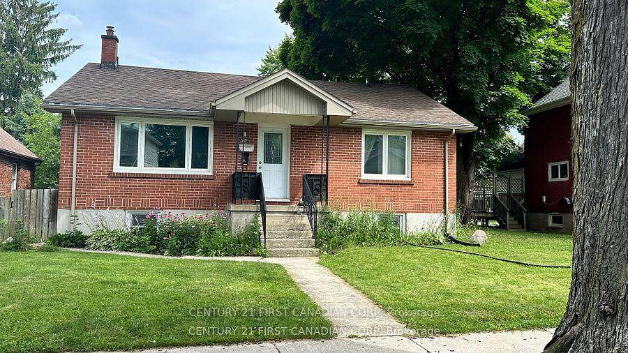 Newly updated, 2 Bedroom Lower Unit !